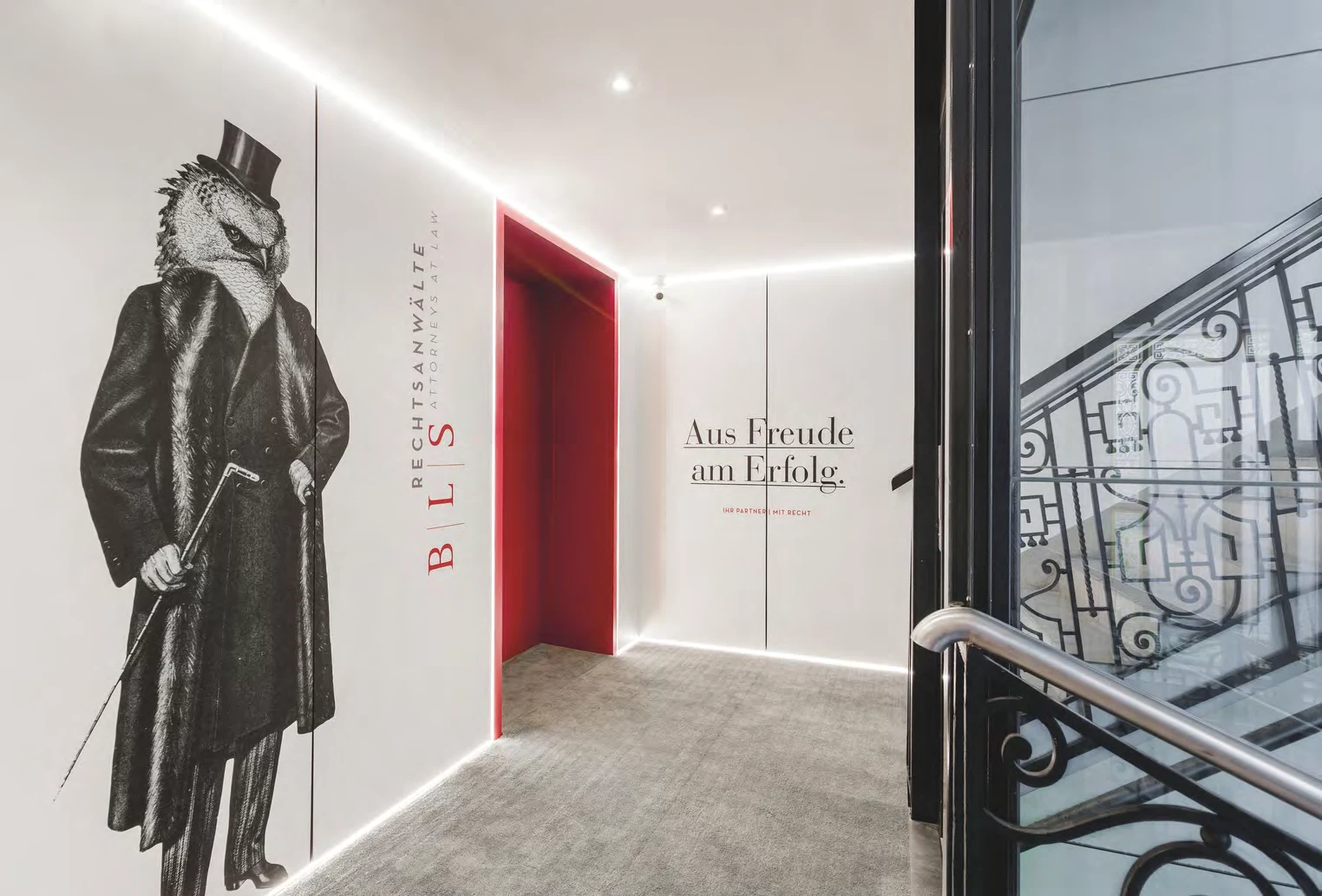 Ausstellungsraum mit Wandgrafiken