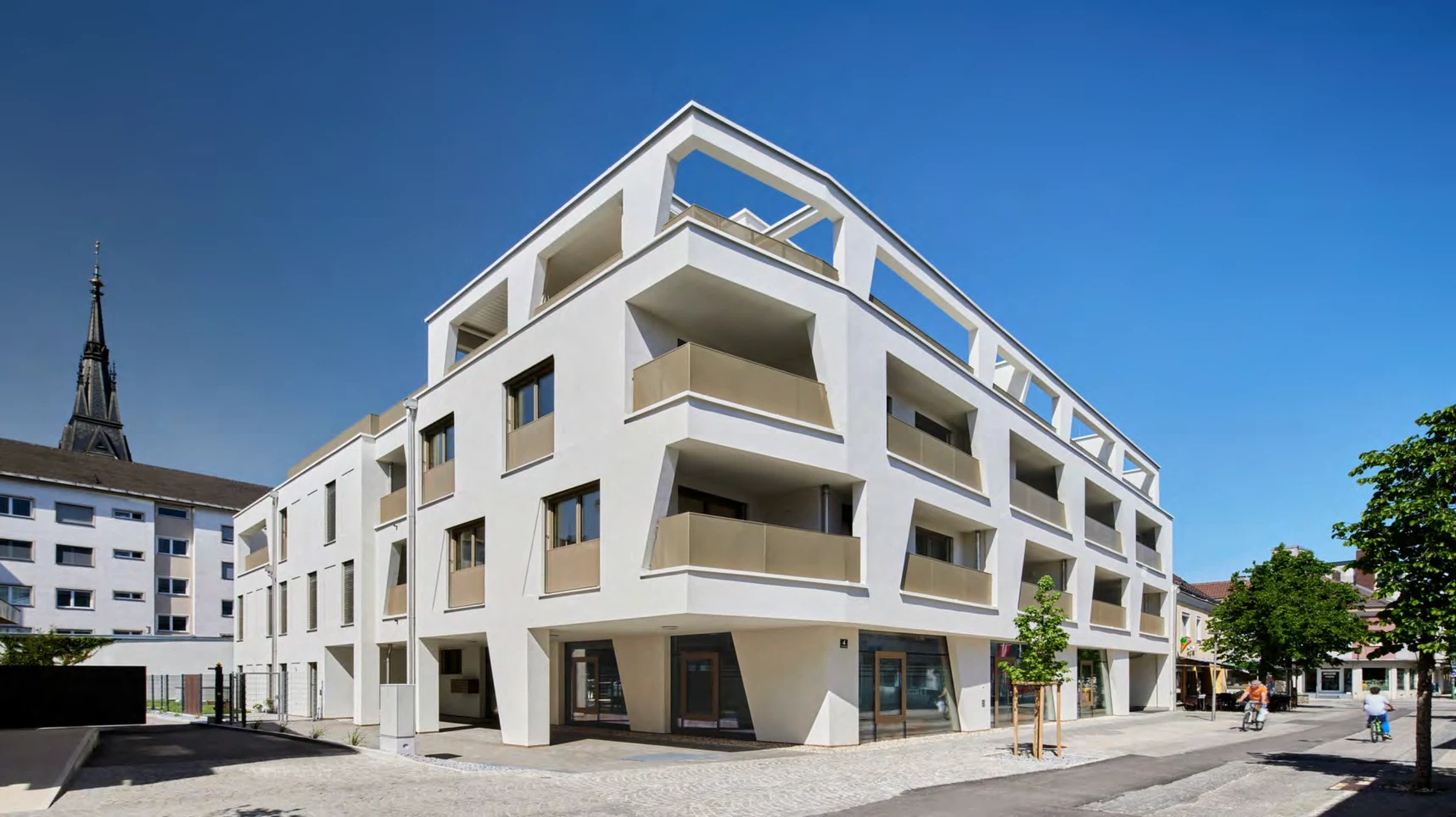 Weißes Wohngebäude