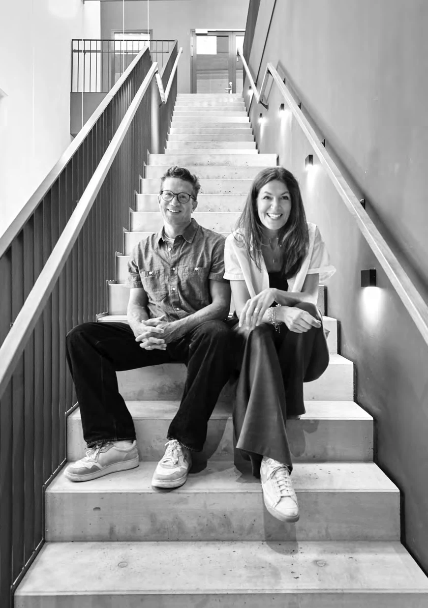 Laurenz Wagner und Sabine Steiner auf einer Treppe